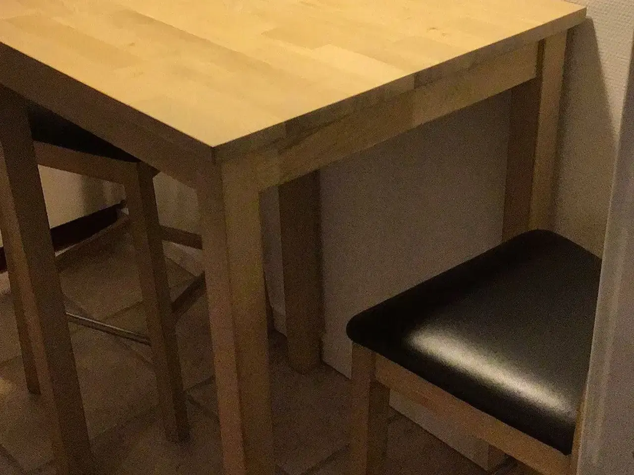 Billede 2 - Højt bord med 2 stole SOLGT