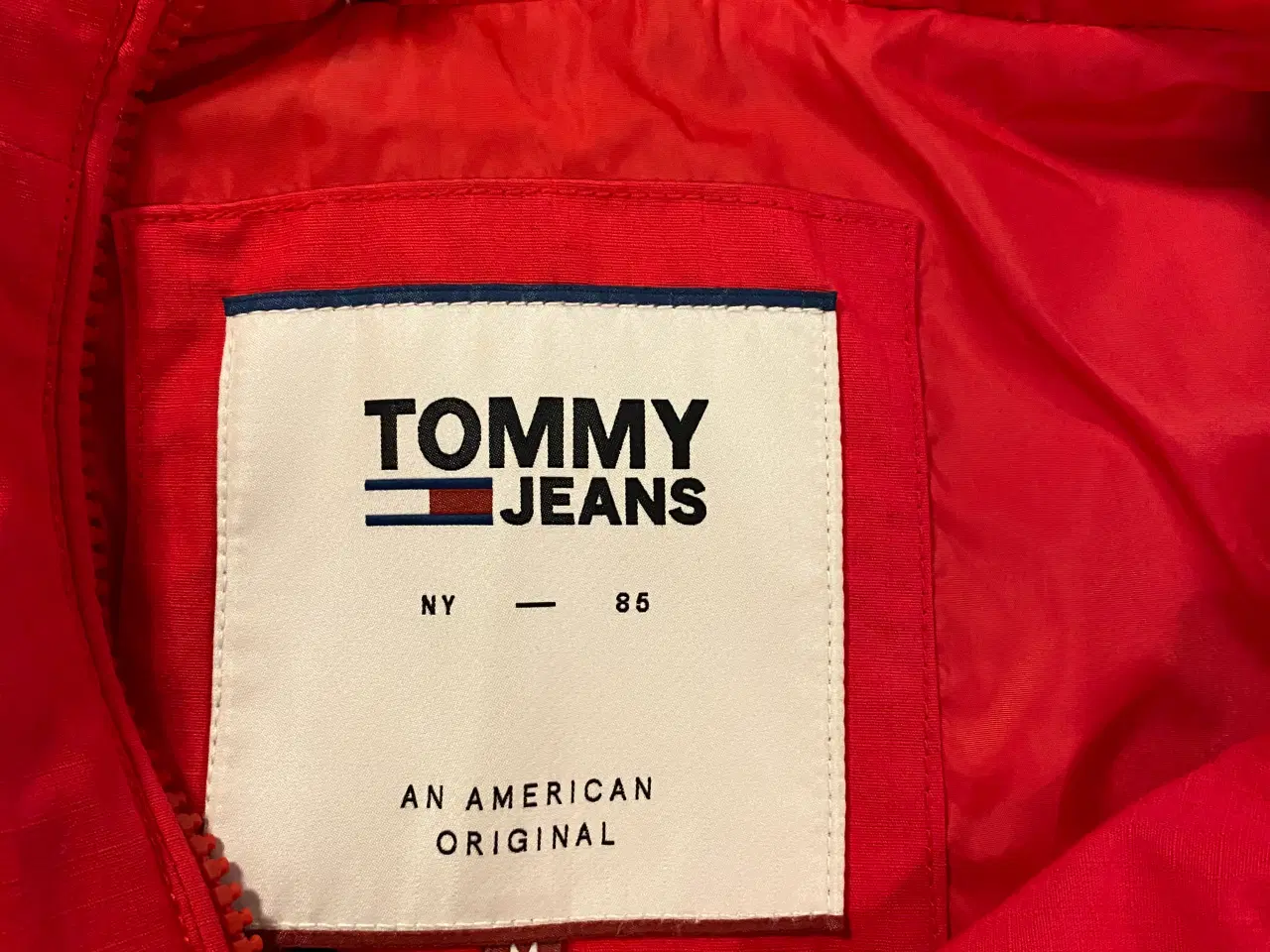 Billede 3 - Lækker rød Tommy Hilfiger anorak