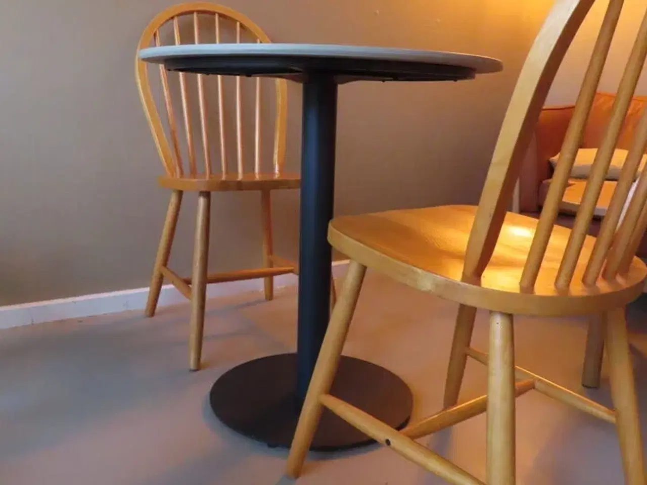 Billede 5 - 4 stk. cafeborde med stole, samt børnestol og bord