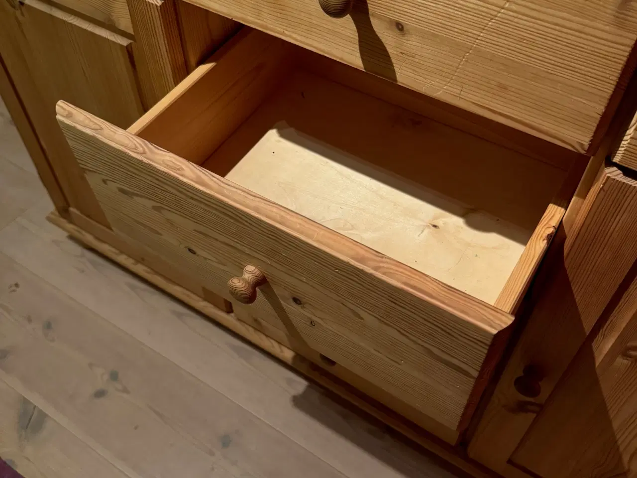 Billede 3 - Pæn kommode i fyrretræ