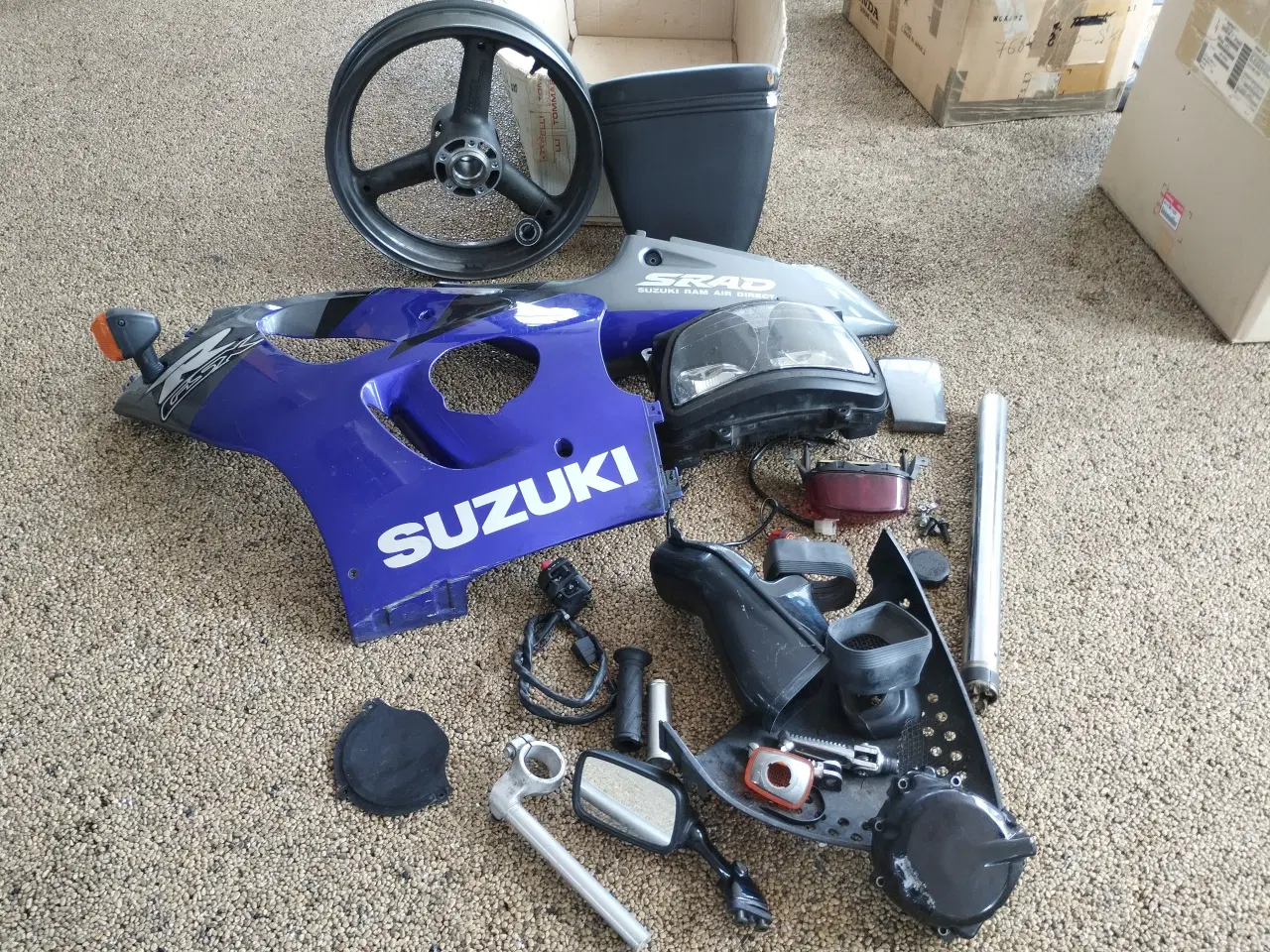 Billede 5 - Diverse skjolde m.v. til Suzuki GSX 600R.  (  50%)