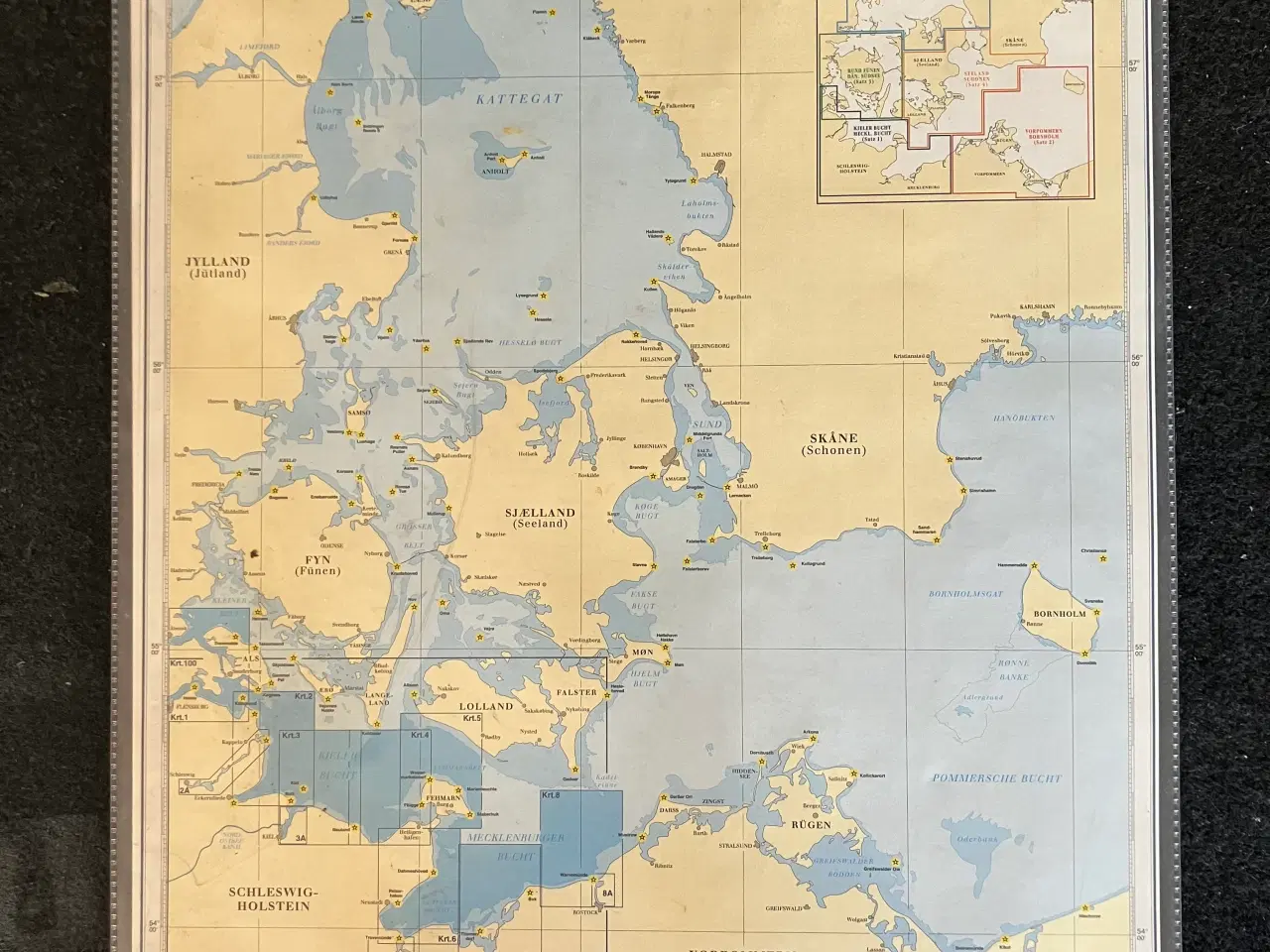 Billede 9 - Søkort i papirform samt højvands tabel.