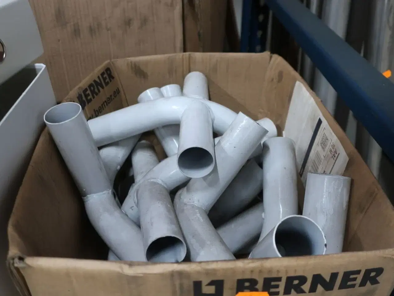 Billede 1 - Kasser med dele til telt (vides ikke om det er komplet)