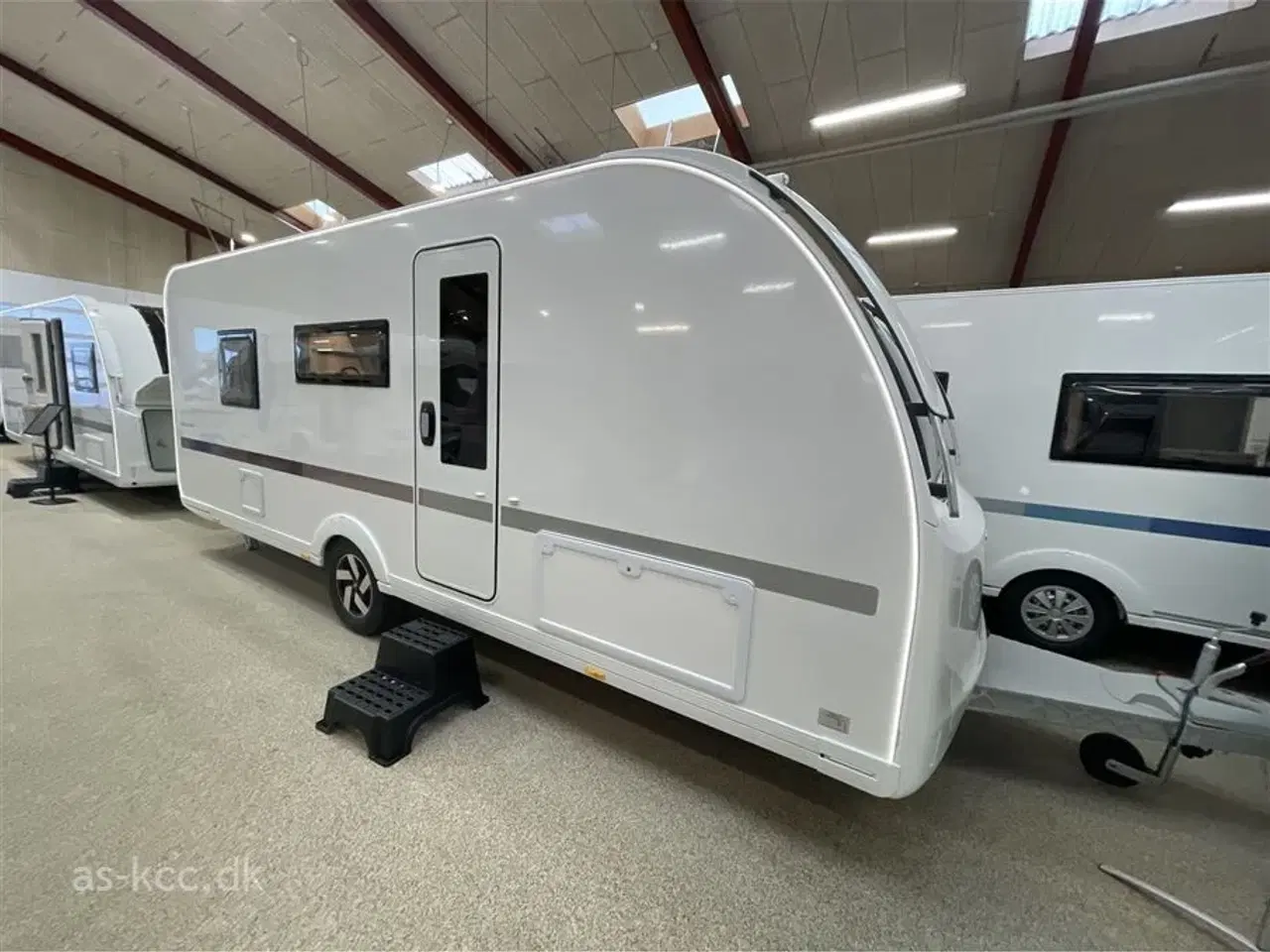 Billede 1 - 2026 - Adria Adora 573 PT   Adria Adora 573 PT Nyhed årg. 2026  6/7 sovepladser. 2000 kg totalvægt kan vejes ned.