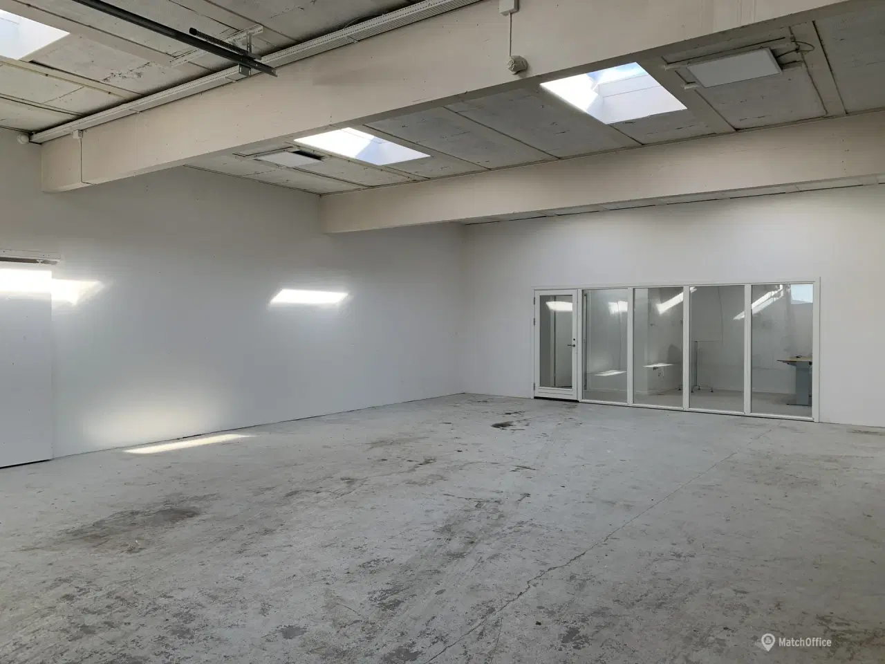 Billede 2 - Lager med elhejst aluport beliggende i populært håndværksområde i Greve