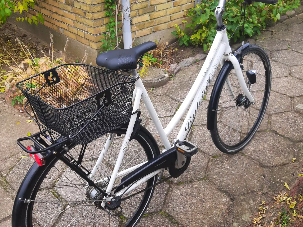 Billede 4 - Damecykel Raleigh, hvid med 7 indvendige gear.