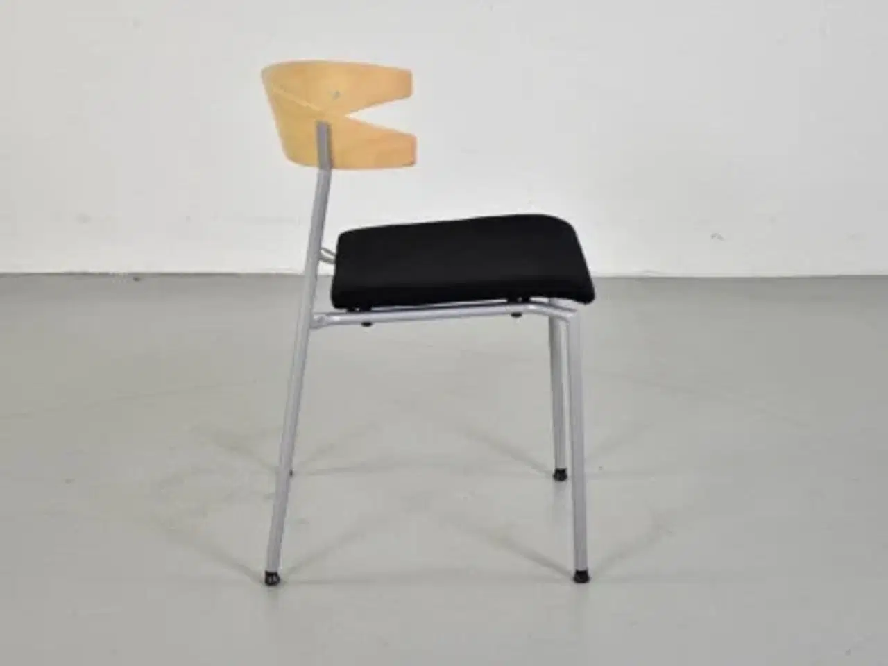 Billede 4 - Kinnarps riff konferencestol med nyt sort polster på sædet og ryg i bøg, sorte fødder