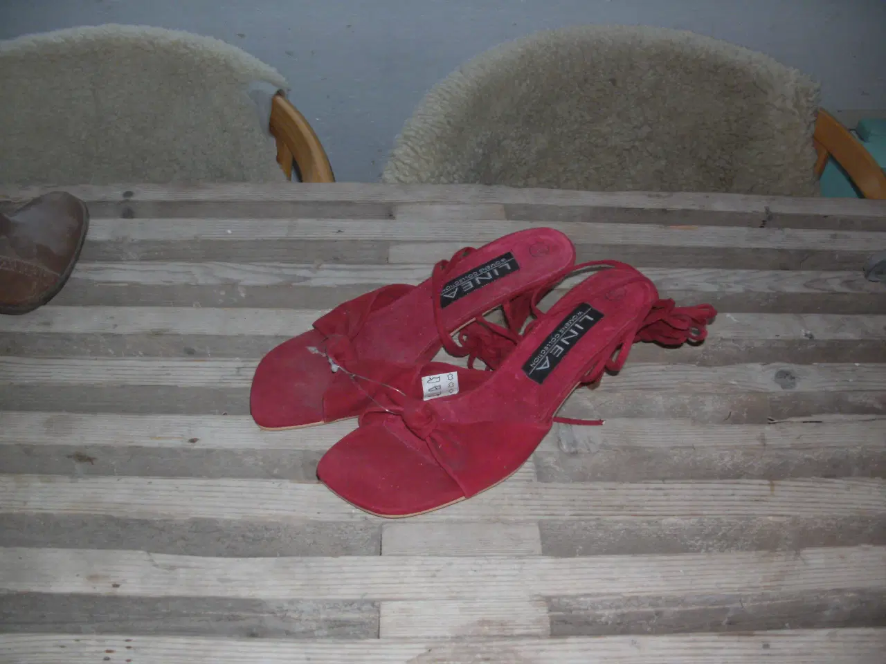 Billede 1 - sandaler  i rød med bindebånd str 39