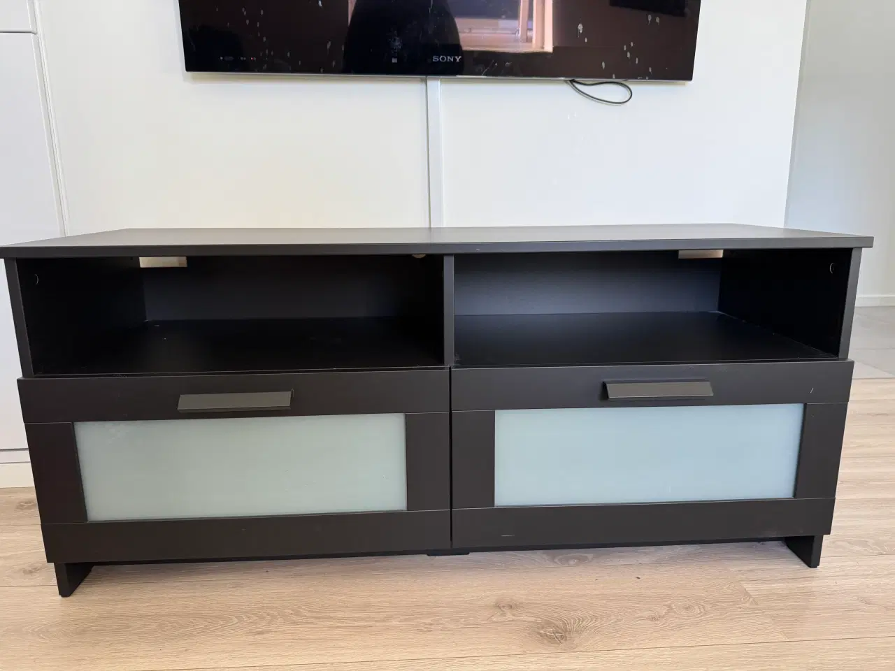 Billede 1 - Reol og tv i sort. 