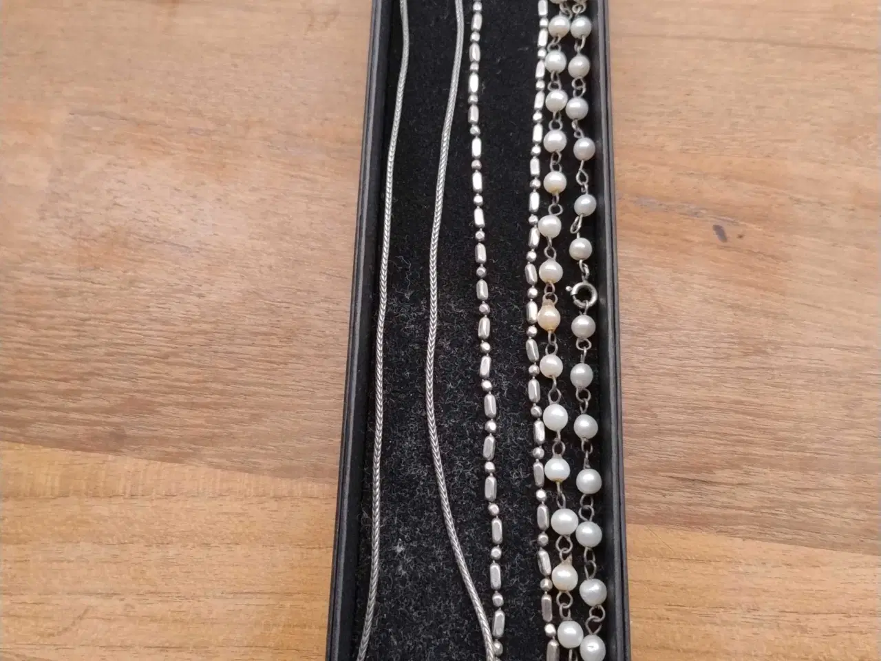 Billede 1 - 3 små, forskellige sølv halskæder 