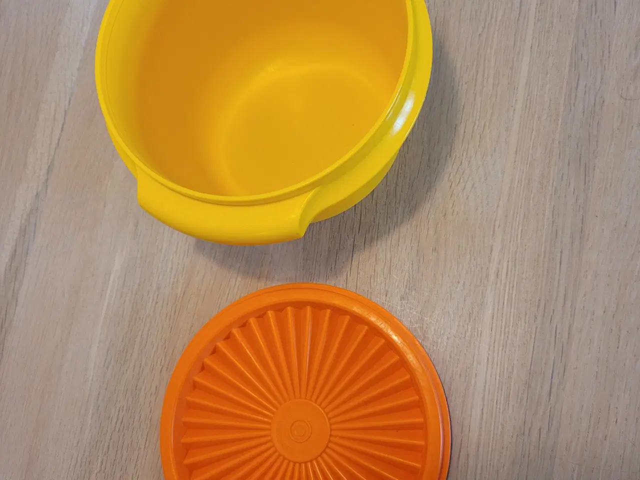 Billede 2 - Tupperware skål med stjernelåg