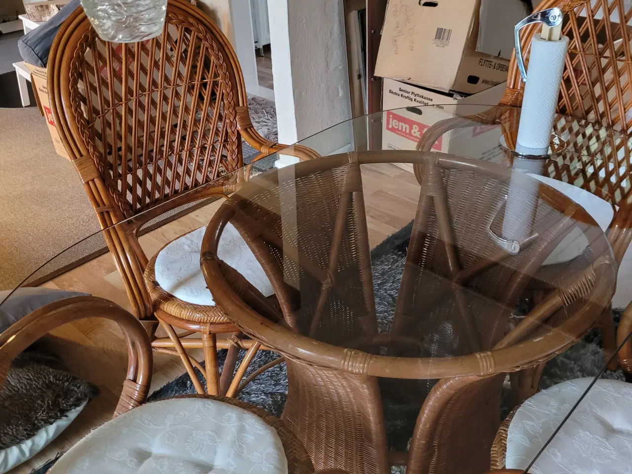 Billede 3 - Glasspisebord med 4/6 kurvestole