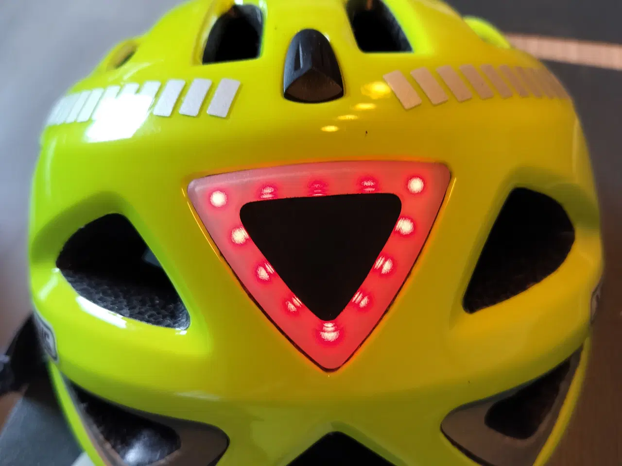 Billede 3 - Cykelhjelm neon gul,med beskyttelseshætte med lys.