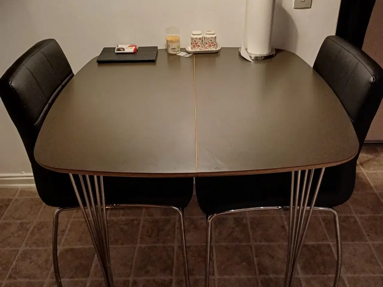 Billede 1 - Spisebord med 2 stole laminat mål 86×89