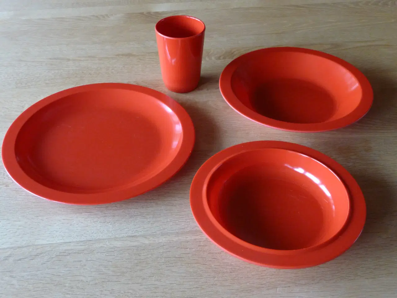 Billede 1 - ROSTI SERVICE RØD - TALLERKNER & KRUS