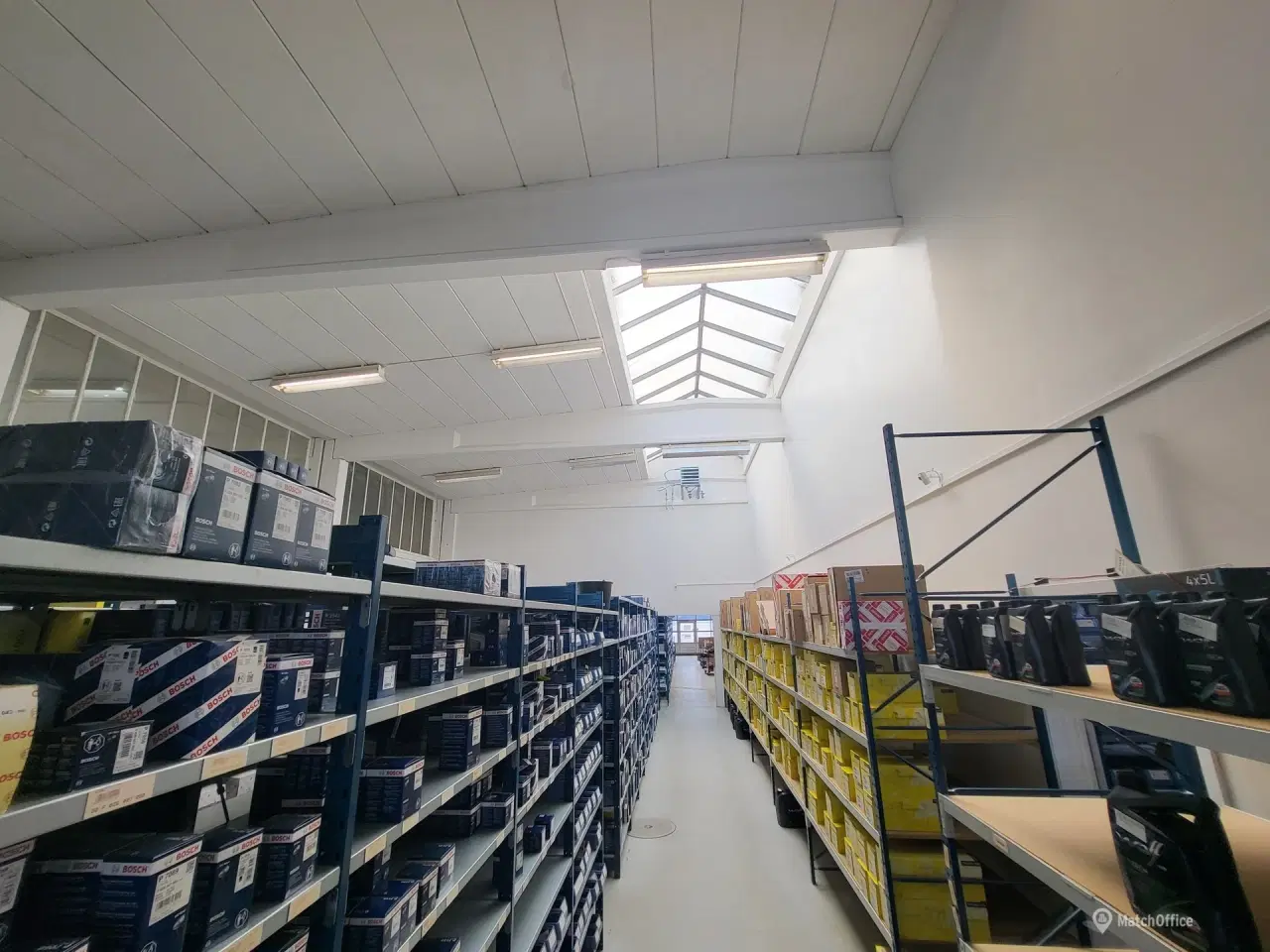 Billede 4 - Flot og funktionelt højloftet lejemål med stor synlighed – ideelt til showroom. butik og lager