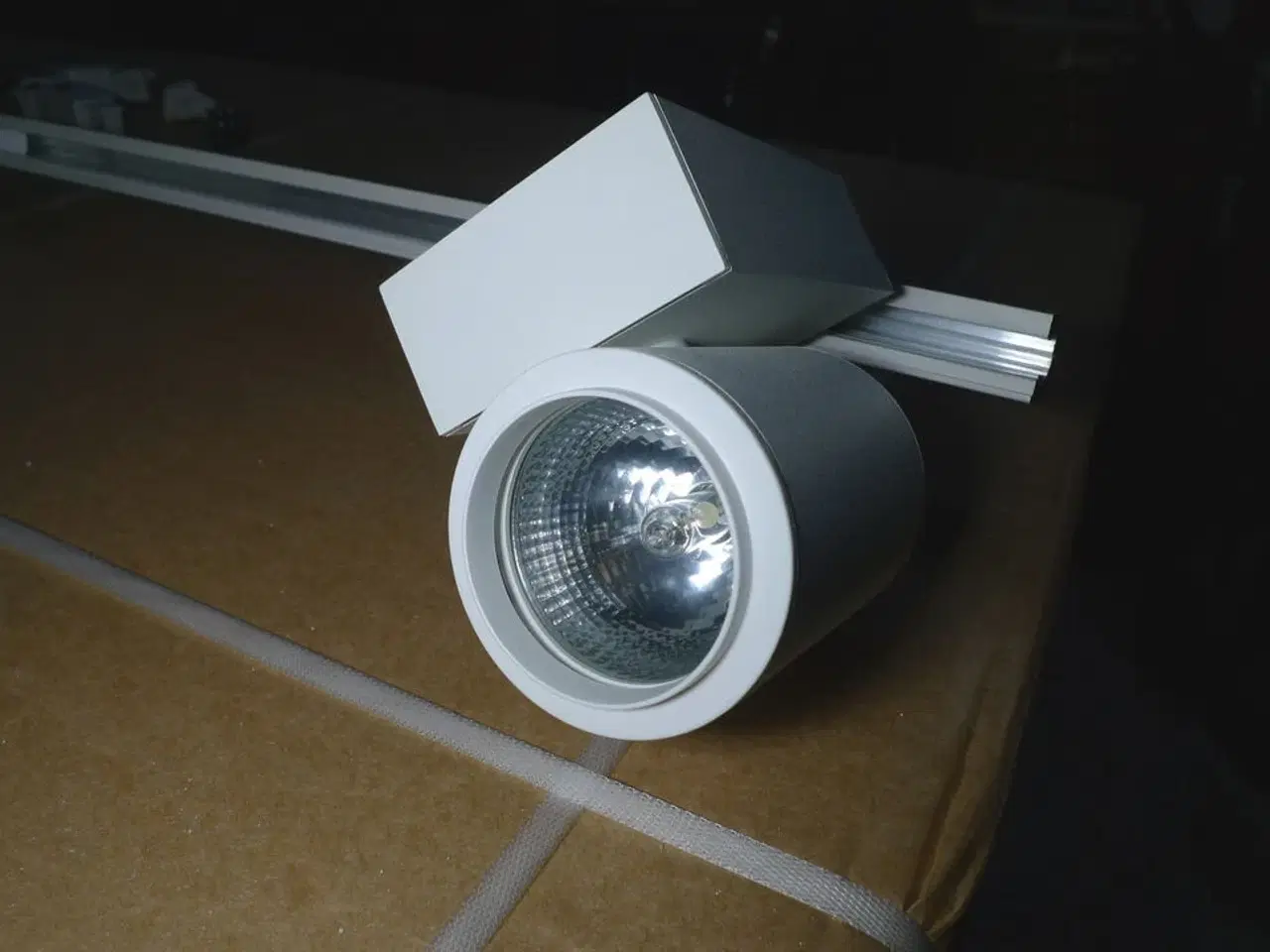 Billede 2 - 230V lysskinne 300cm hvid m/4 stk. lamper + monteringstilbehør