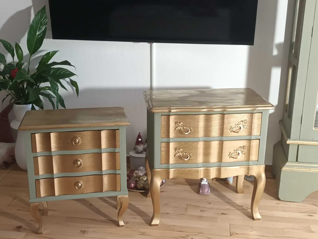 Billede 2 - Nyistandsat kommode med 3 skuffer i grøn og guld