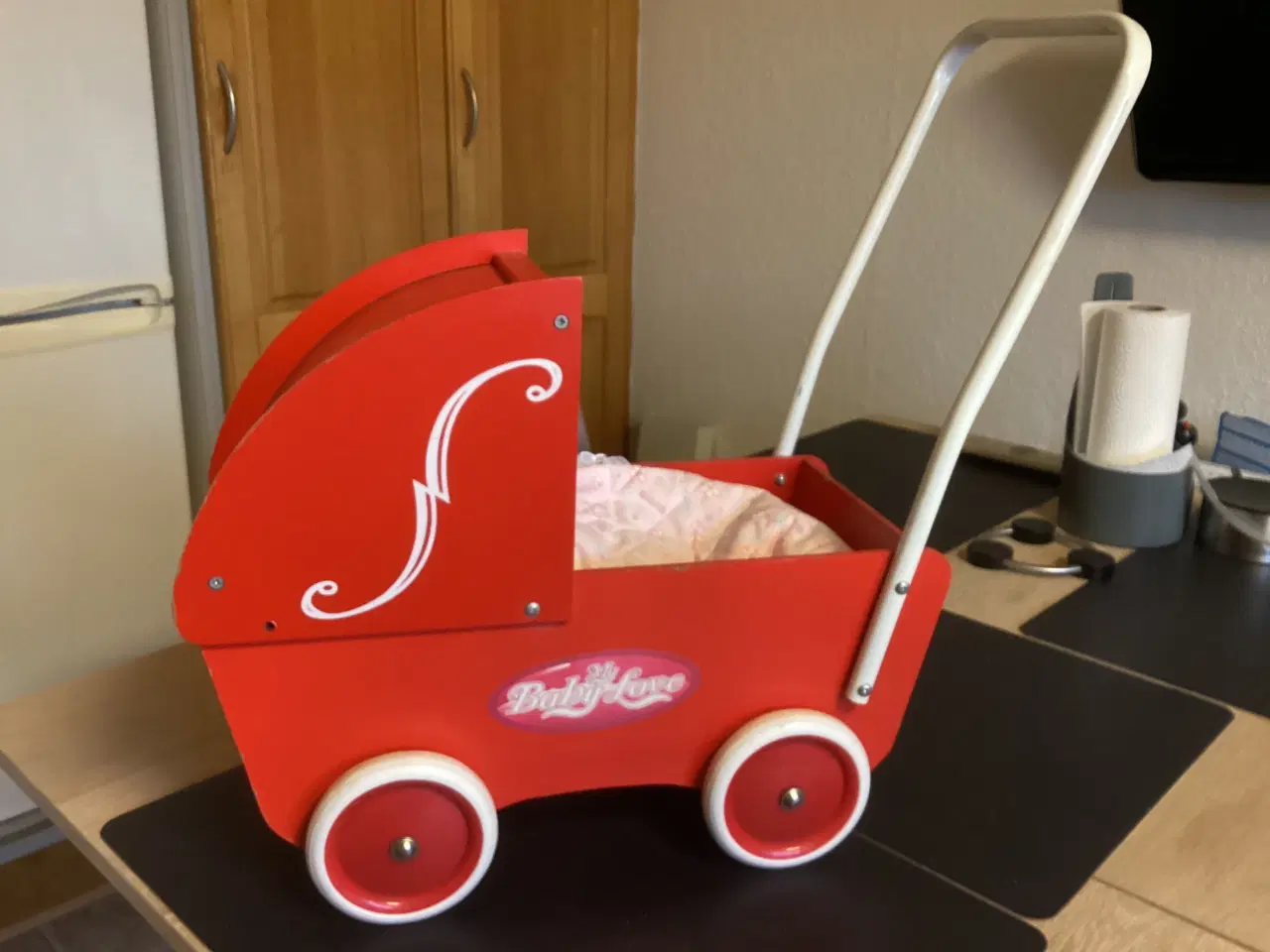 Billede 7 - Rød Krea dukkevogn med dukke og puder