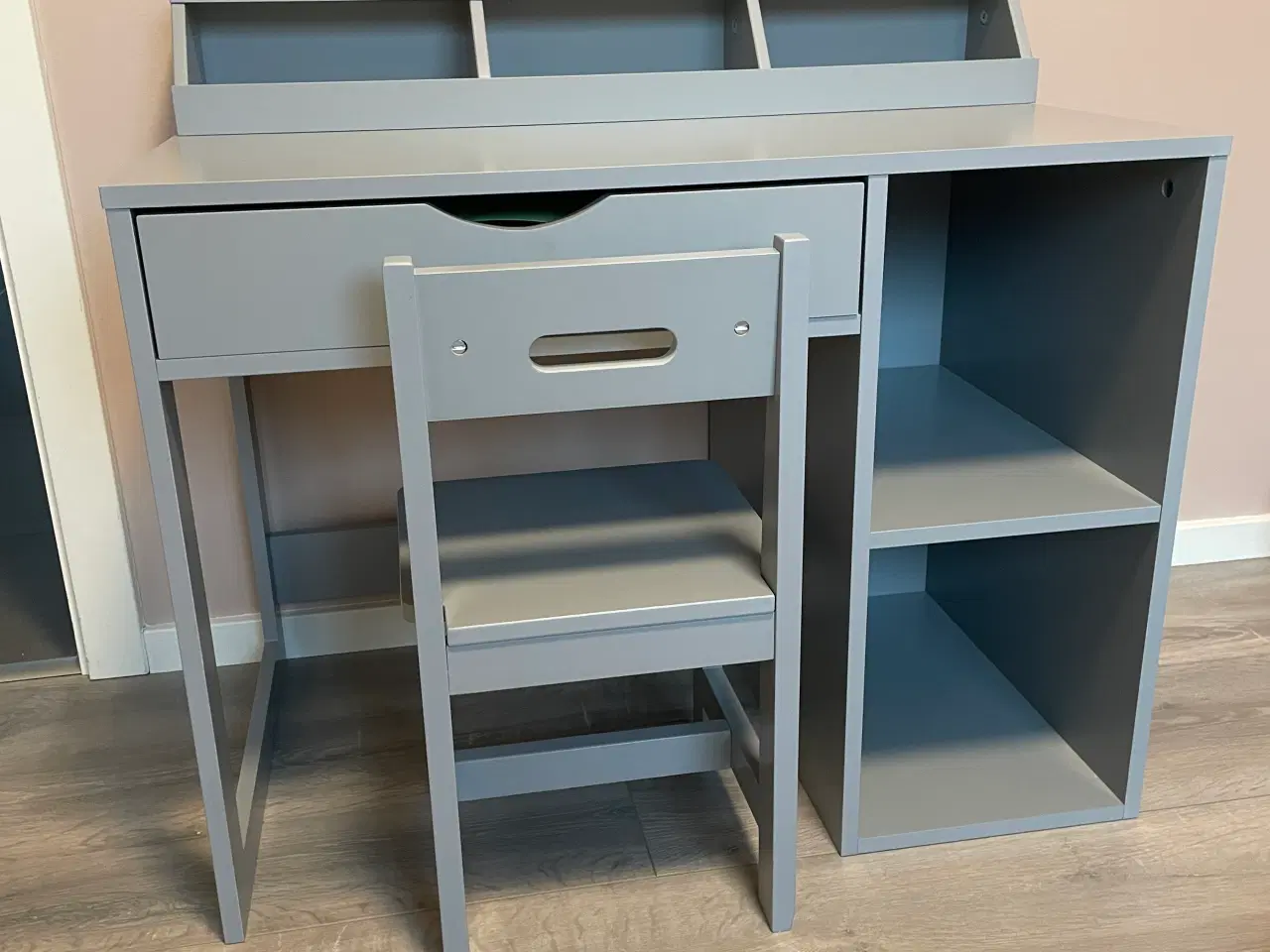 Billede 1 - Skrivebord med stol til børn