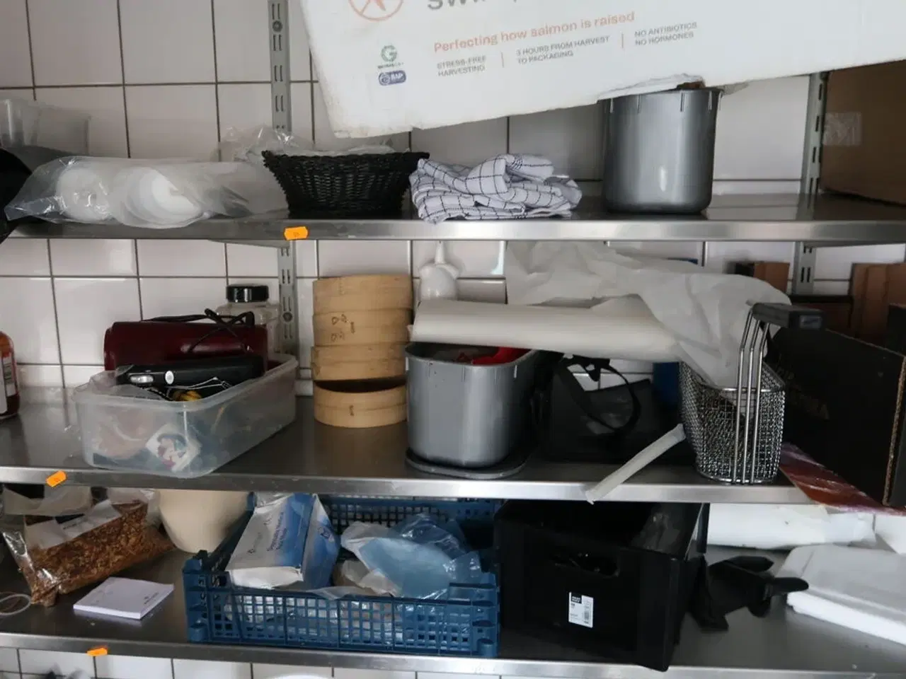 Billede 3 - 3 stk. rustfri stålhylder med indhold