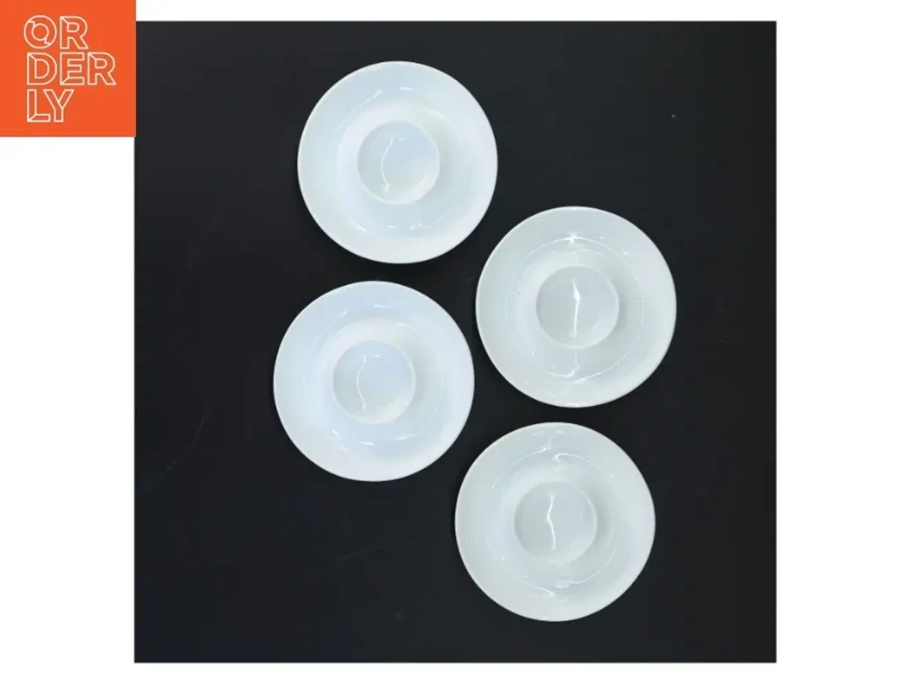 Billede 2 - Sæt af fire hvide porcelæn æggebægre fra Søstrene Grene (str. Ø 10 cm)