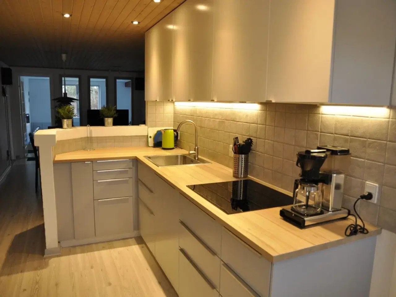 Billede 4 - JUELSMINDE - LUKSUSSOMMERHUS 140 kvm, til 10 personer MED POOL, SPA & SAUNA, Gratis interrnet,
Super hyggeligt Poolhus
2 stk varmepumper
Br�ndeovn
Velegnet til familie hygge sammenkomster.
🏖 P�t Strand - Naturidyl ved Kattega