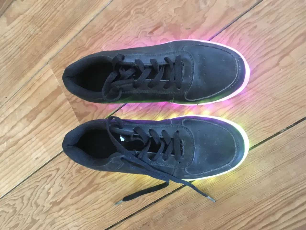 Billede 2 - Sorte sneakers m LED-lys str 41
