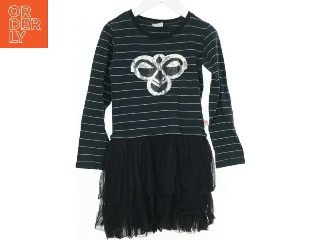 Billede 1 - Hummel - Sort stribet kjole med pailletmotiv og tylskørt fra Hummel (str. 116)