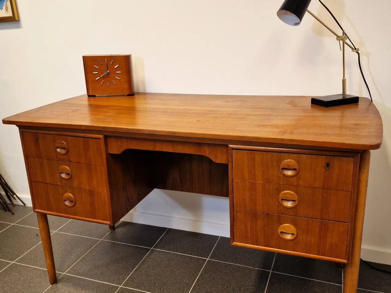 Billede 2 - Stilrent fritstående skrivebord af teak finer.