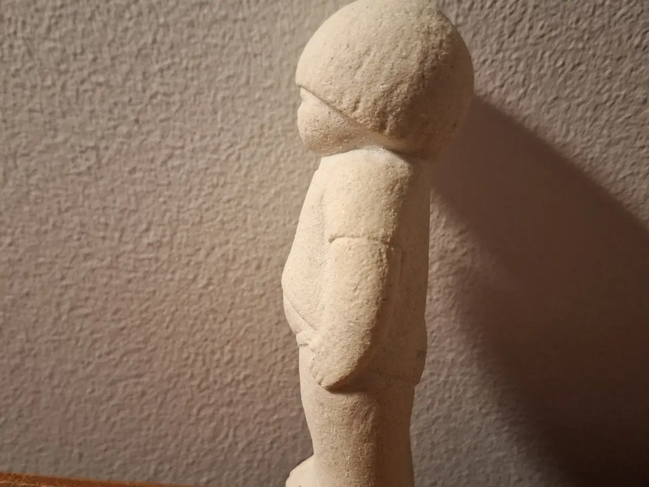 Billede 2 - Stående dreng sandsten, figur 