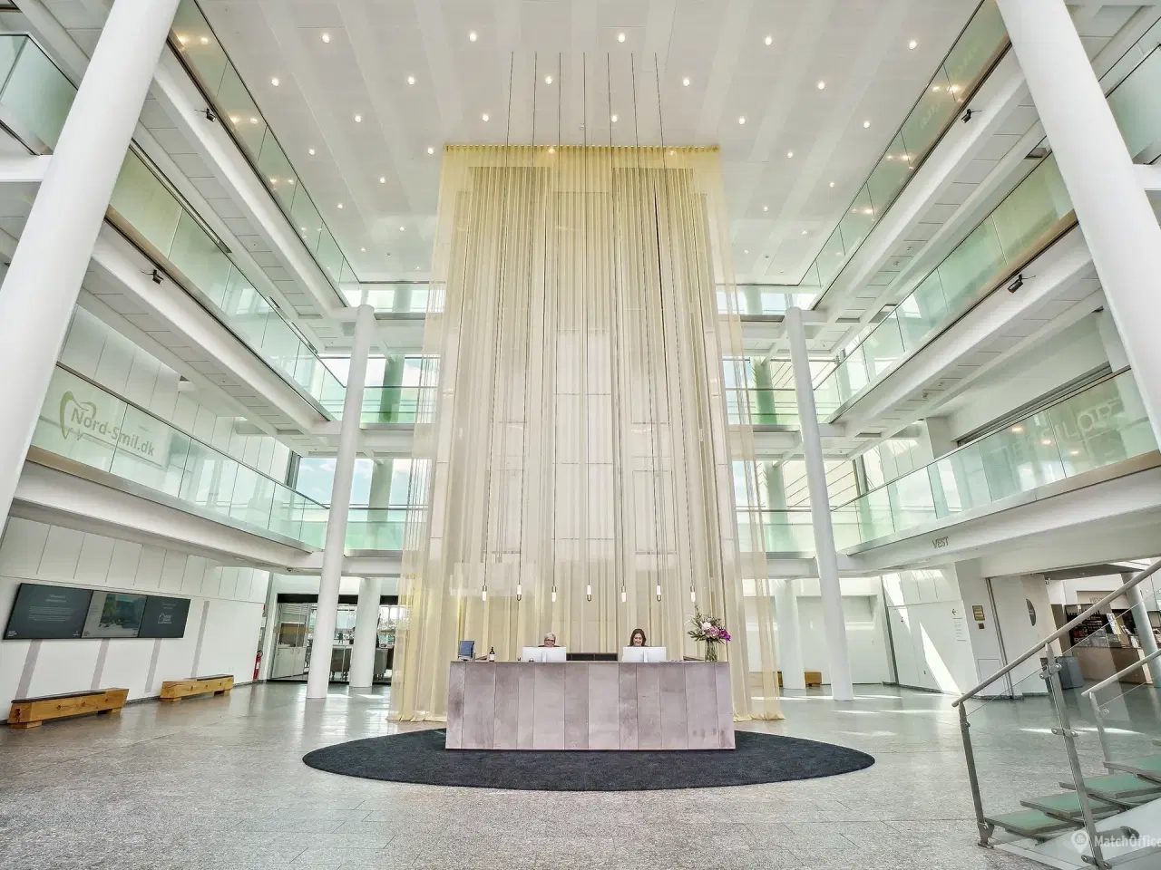 Billede 3 - Lyse og rummelige lokaler med udsigt til vandet