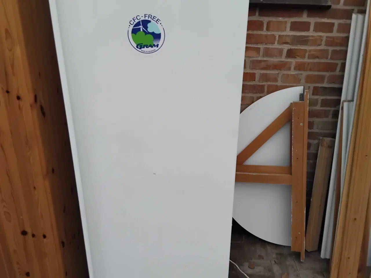 Billede 2 - Velfungerende stort fryseskab. 125kr