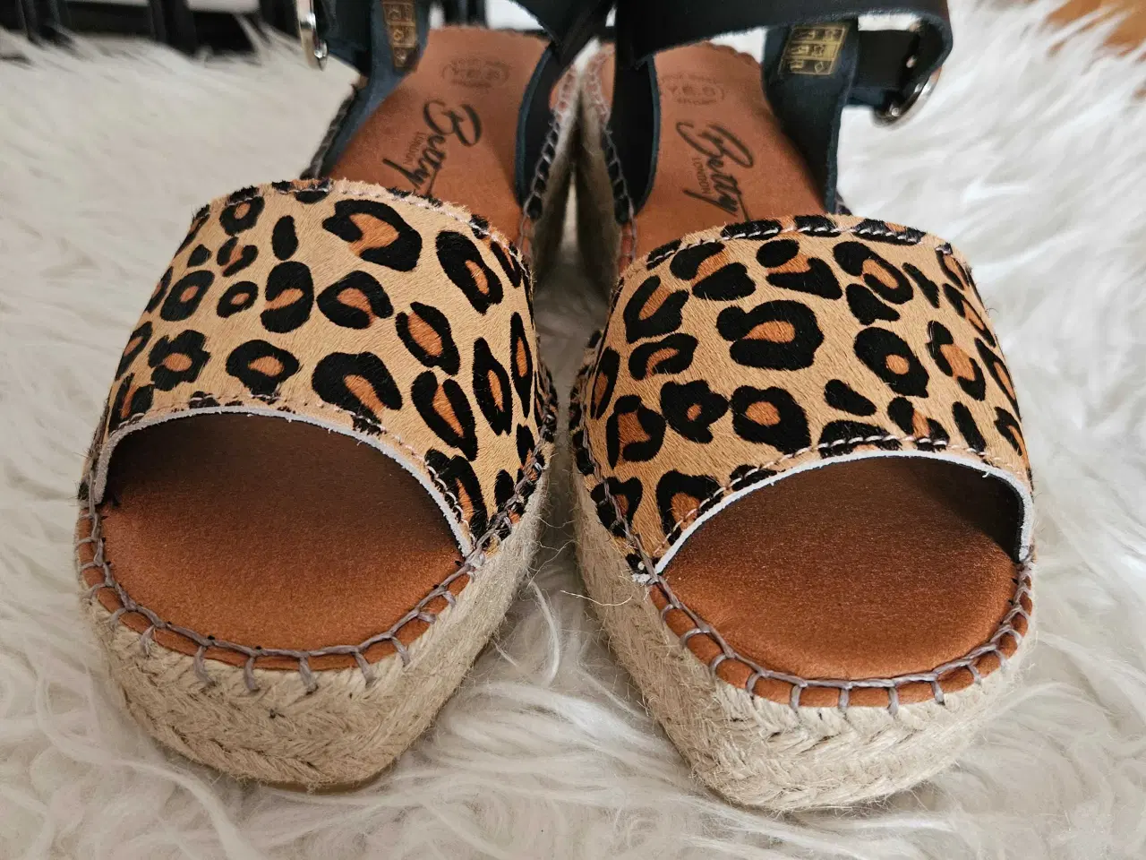 Billede 2 - FLOTTE NYE SANDALER 