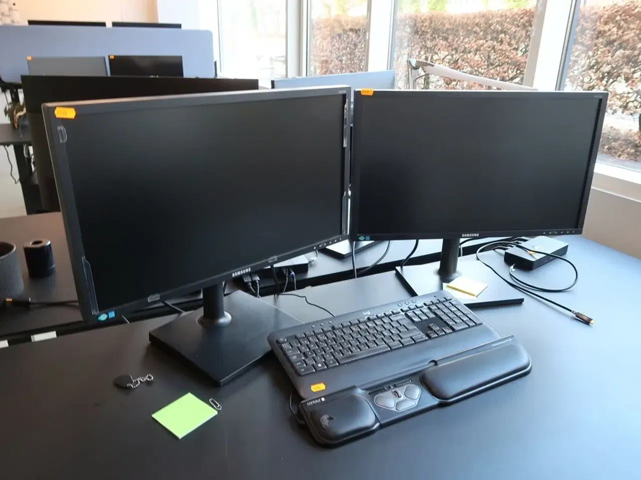 Billede 1 - 2 stk. computerskærme SAMSUNG S24E450, dockingstation DELL, tastatur, mus