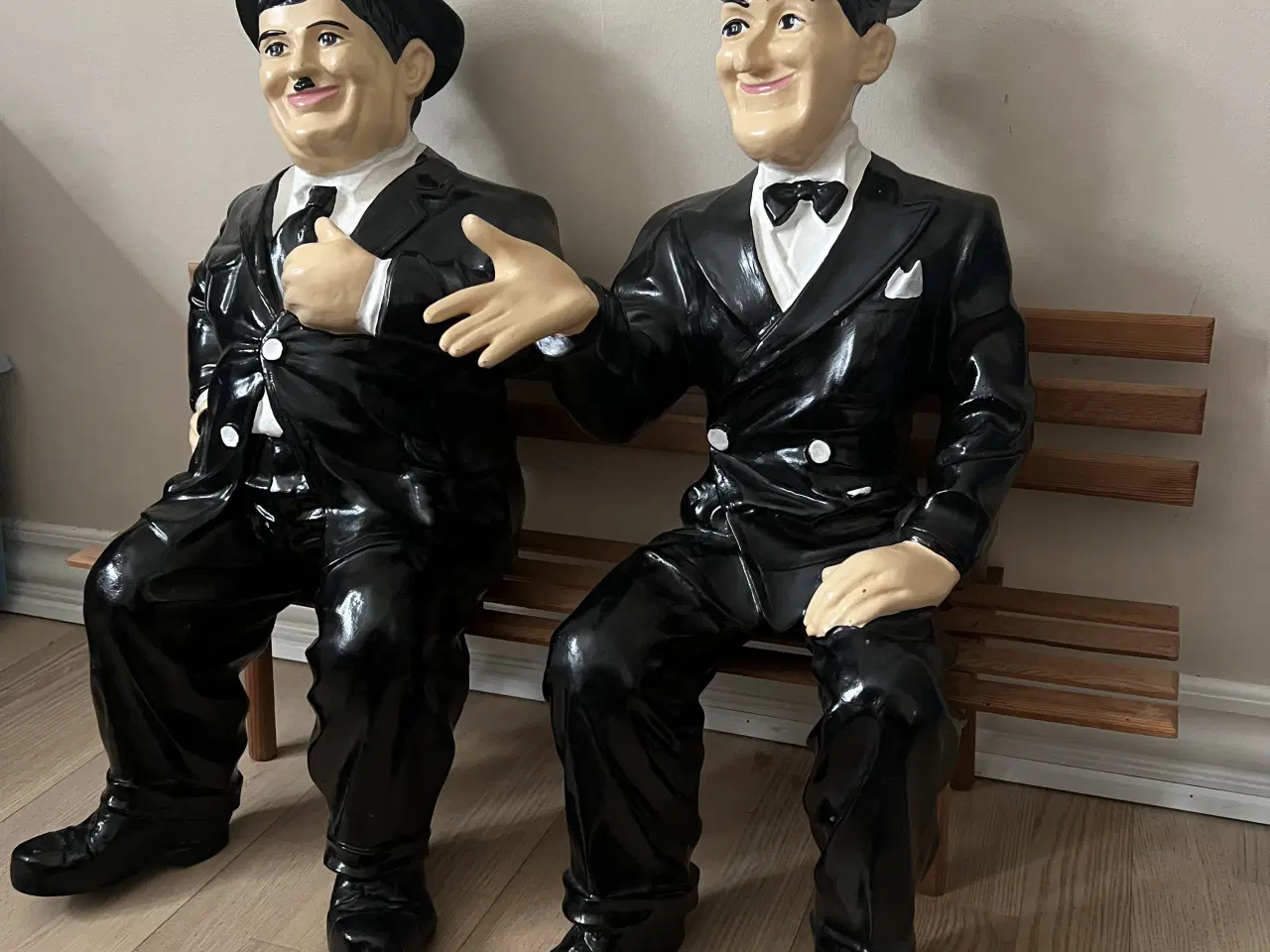 Billede 4 - Store Gøg og Gokke figurer på bænk 