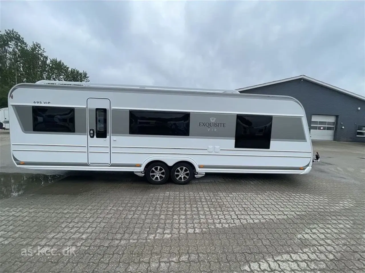Billede 2 - 2022 - LMC Exquisit 695 VIP   LMC Exquisit 695 årg. 695 VIP Alde Centralvarme, Læder 4WD mover, El- støtteben, Air Con, 5 sovepladser, 7 siddepladser. SÆLGES FOR KUNDE