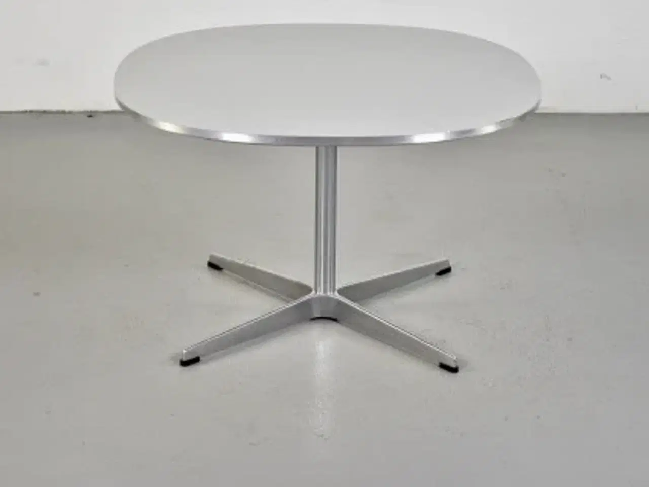 Billede 1 - Fritz hansen cafébord i lysegrå med metal kant, lav
