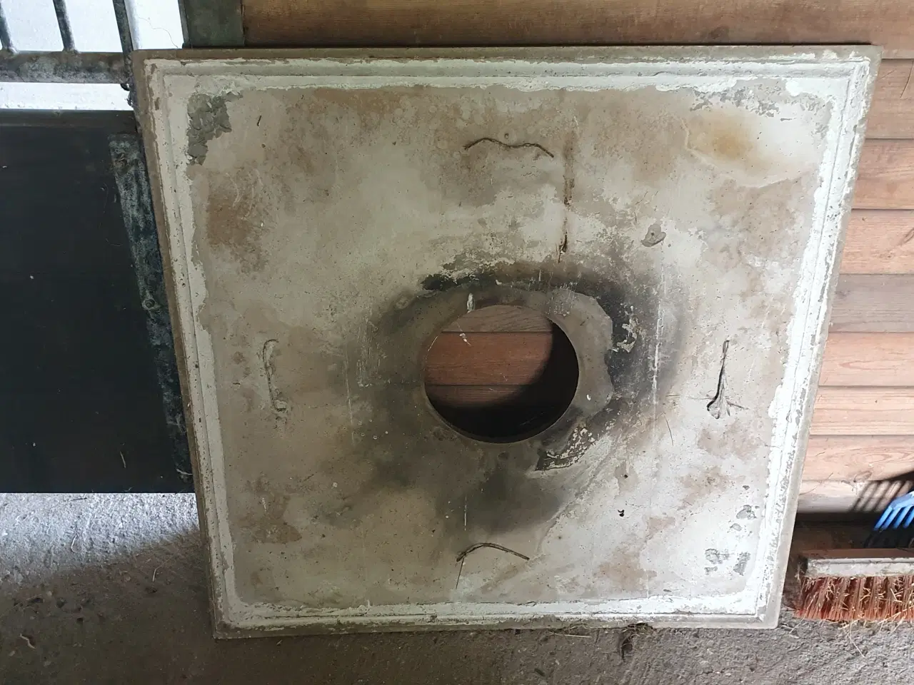 Billede 2 - Skorstens topplade i fiberbeton.