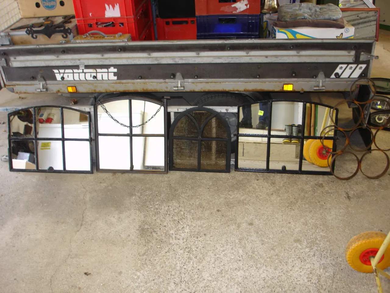 Billede 4 - Støbejernsvinduer med og uden spejl.