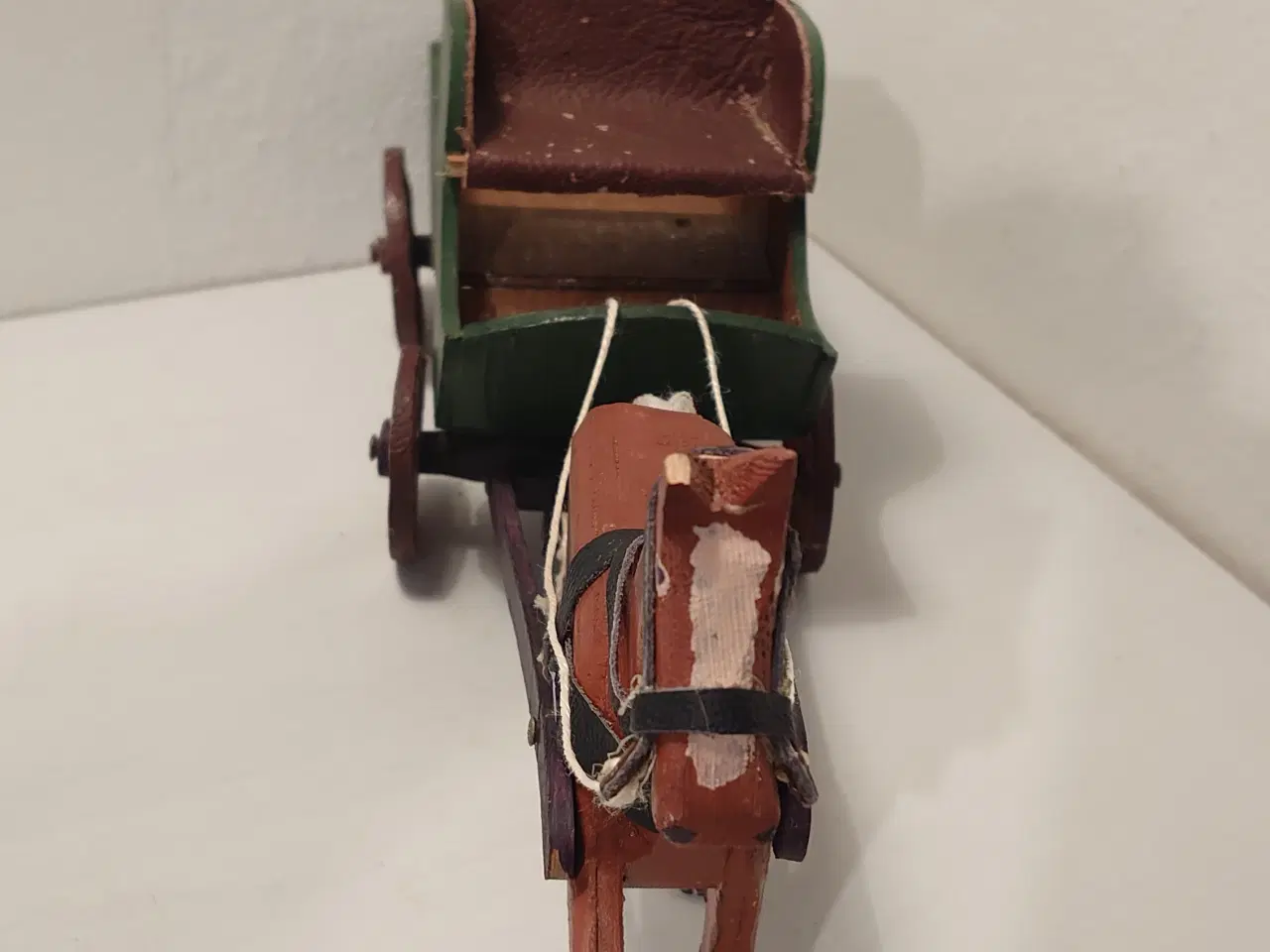 Billede 3 - Gammel hestevogn trukket af brun hest. Ca.1940