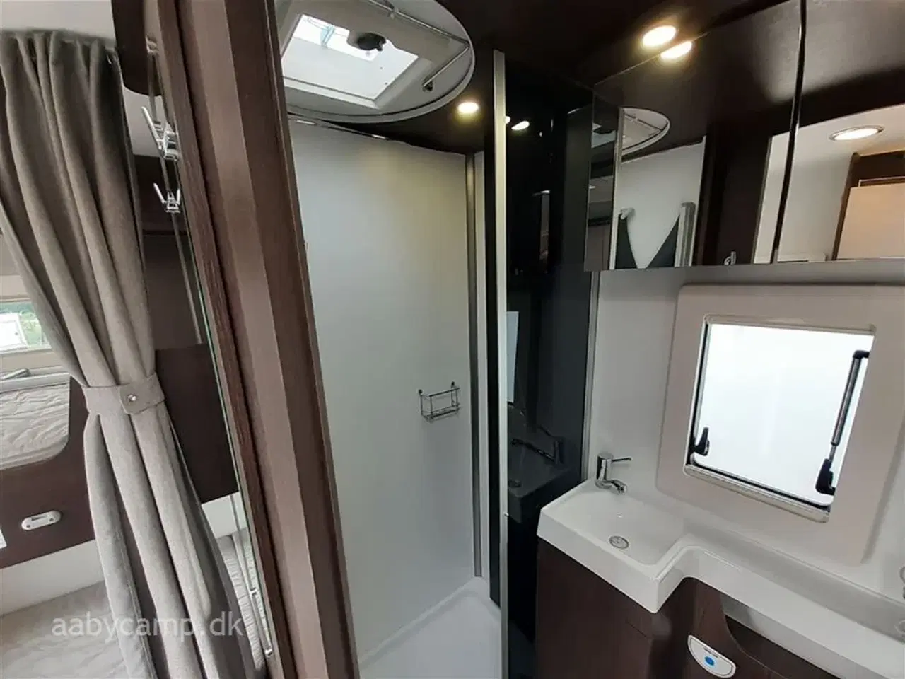 Billede 19 - 2021 - Benimar Sport 323 NK   Den Perfekte Familie camper. NK pakke. automatgear. solceller. Bemærk kun 20,000 Km !!!!