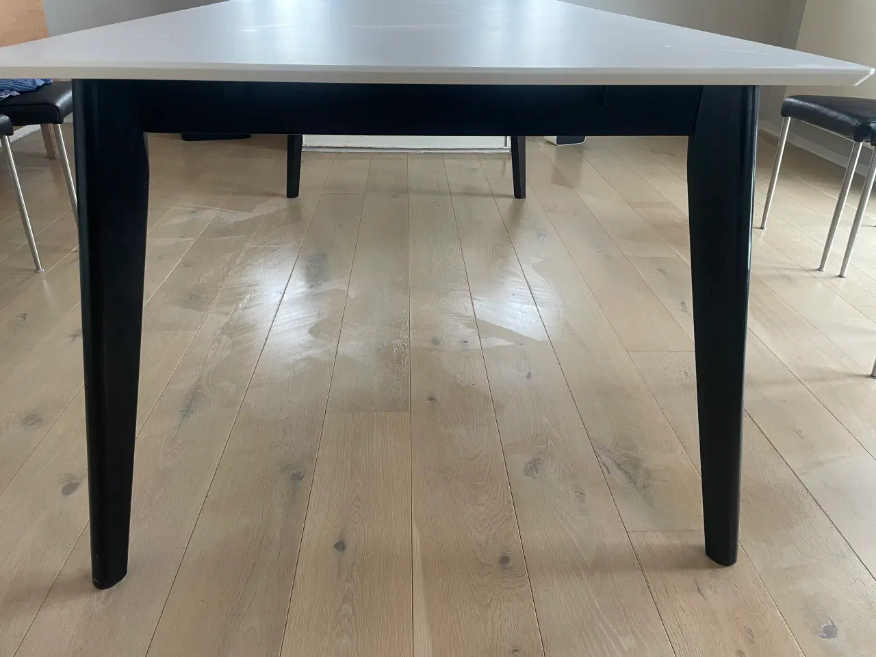 Billede 2 - Spisebord i hvid højtrykslaminat 