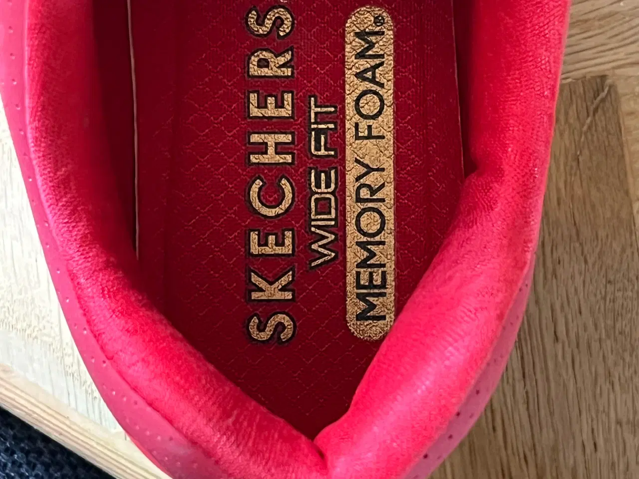 Billede 5 - Røde Skechers Sko i str 39,5