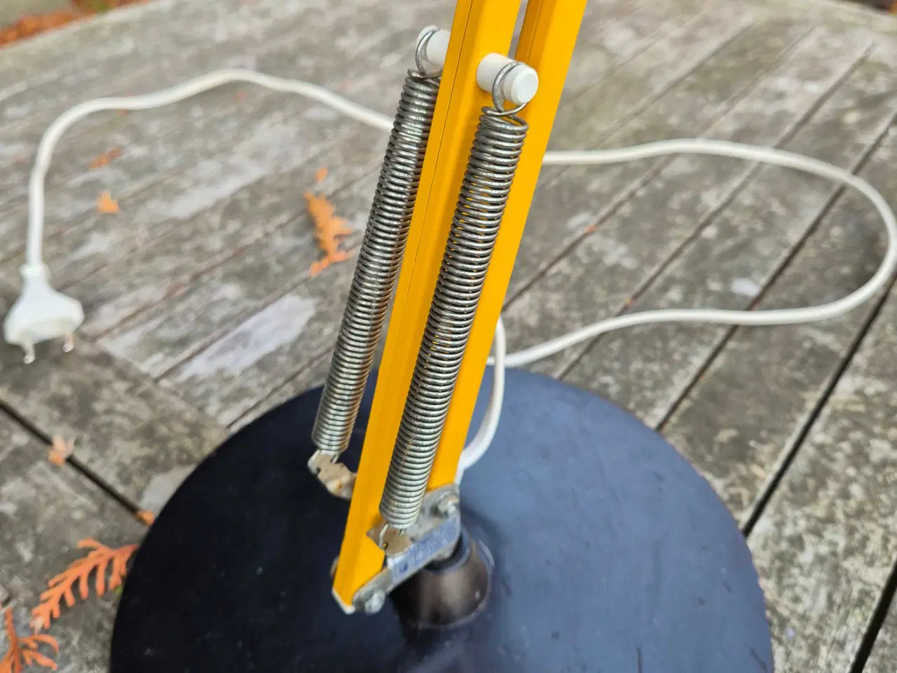 Billede 9 - Gul arkitektlampe på rund sort fod 