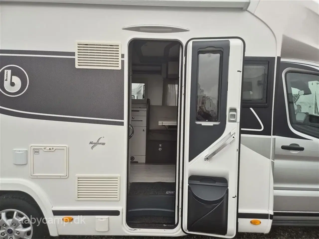 Billede 5 - 2022 - Benimar Tessoro 497   Nk pakke. Automatgear. solceller. Lithium batteri. Markise. cykelstativ. Queensbed. A/C.