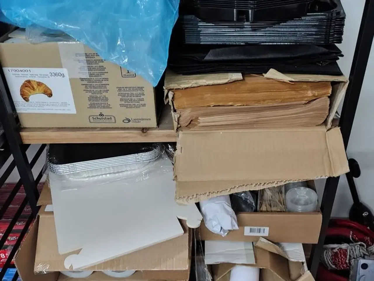 Billede 3 - Reol med indhold