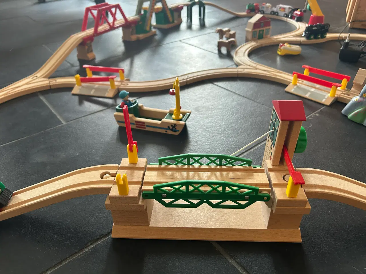 Billede 3 - BRIO togbane med masser af tog og tilbehør