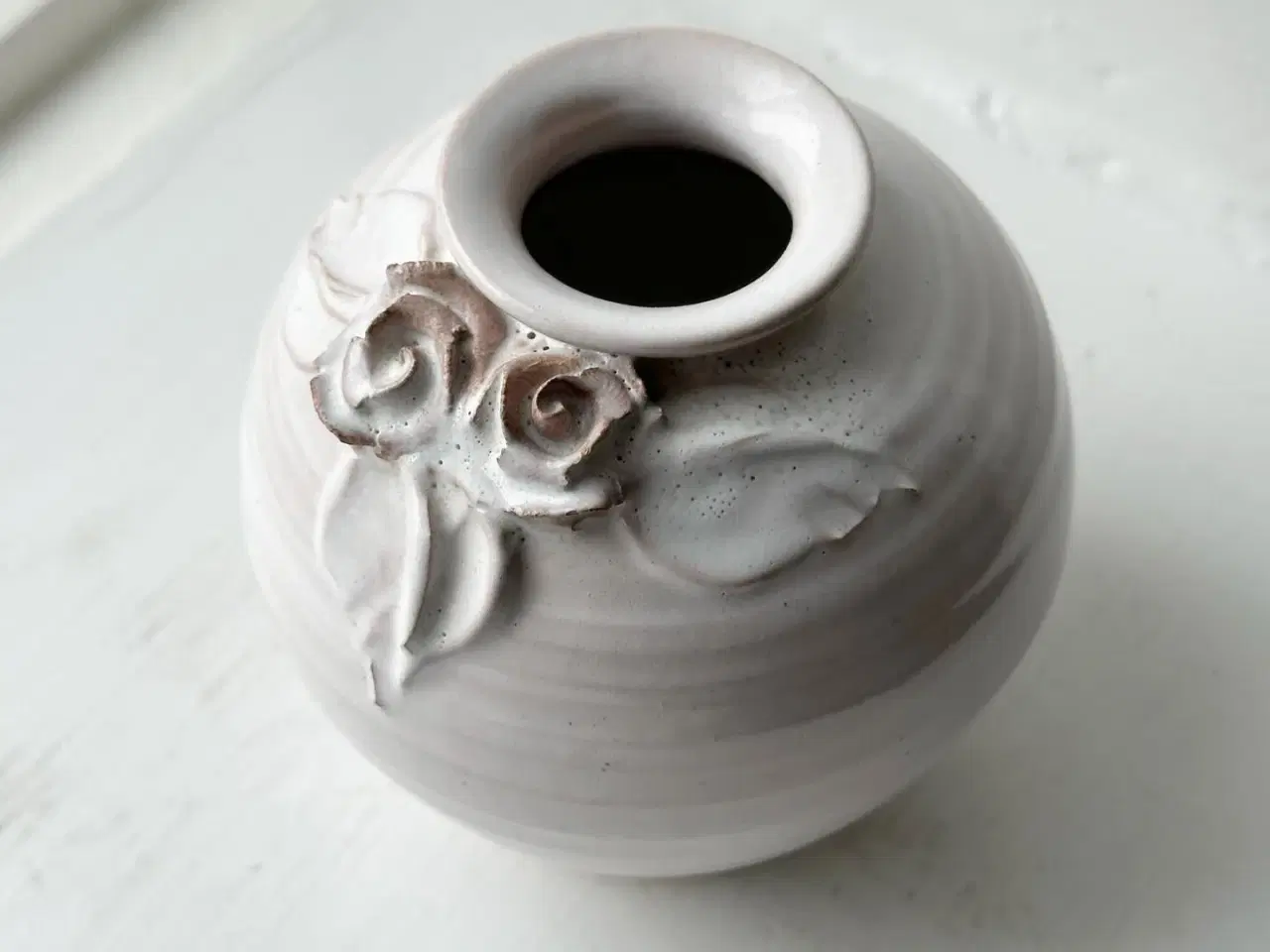 Billede 3 - Lille hvid kuglevase m keramikblomster