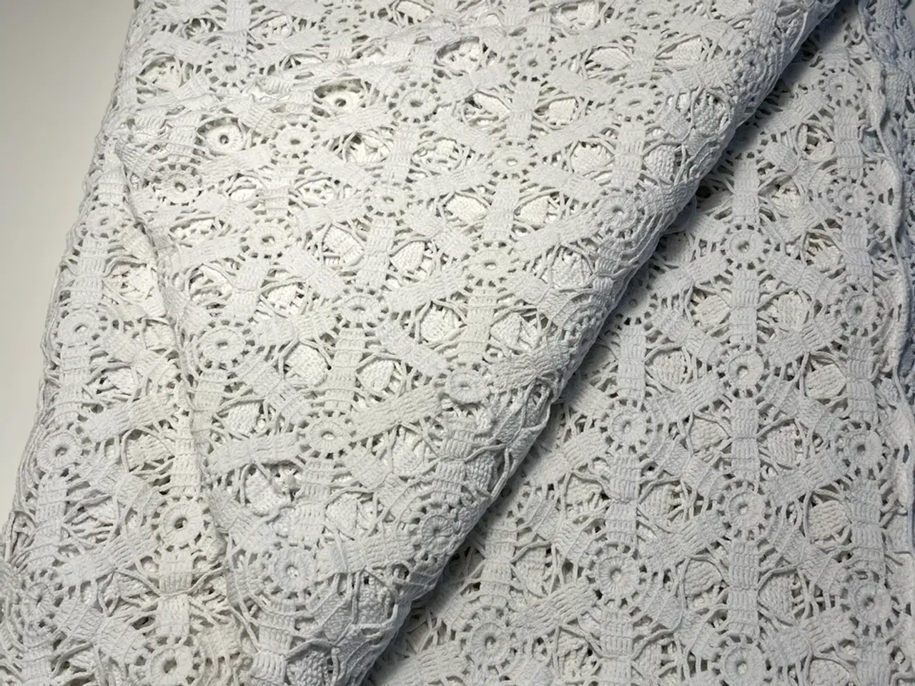 Billede 3 - Hvidt hæklet tæppe